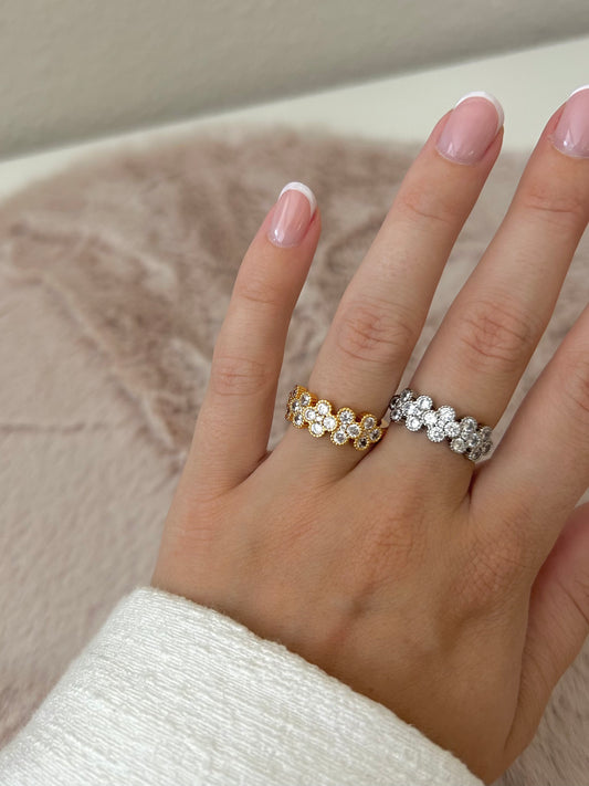 Big diamond clover ring